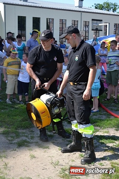 Zdjęcie w galerii na portalu naszraciborz.pl: Młodzi śpiewali, strażacy gasili i ratowali, reszta bawiła się świetnie. Dzień Dziecka w Rudach wiadomości z regionu
