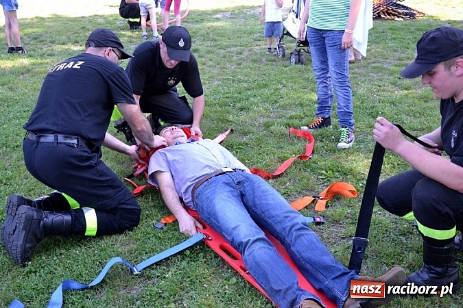 Zdjęcie w galerii na portalu naszraciborz.pl: Młodzi śpiewali, strażacy gasili i ratowali, reszta bawiła się świetnie. Dzień Dziecka w Rudach wiadomości z regionu