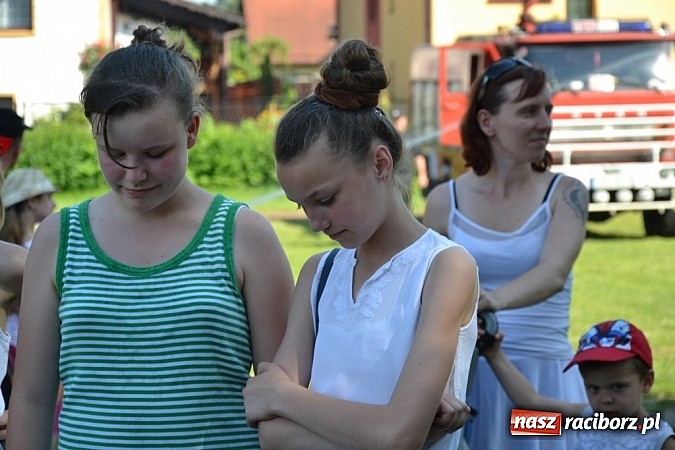 Zdjęcie w galerii na portalu naszraciborz.pl: Młodzi śpiewali, strażacy gasili i ratowali, reszta bawiła się świetnie. Dzień Dziecka w Rudach wiadomości z regionu
