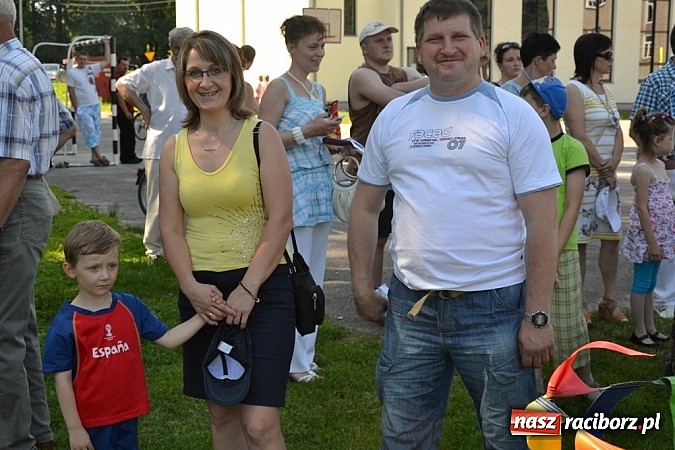 Zdjęcie w galerii na portalu naszraciborz.pl: Młodzi śpiewali, strażacy gasili i ratowali, reszta bawiła się świetnie. Dzień Dziecka w Rudach wiadomości z regionu