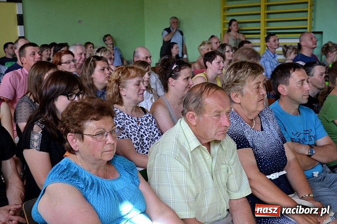 Zdjęcie w galerii na portalu naszraciborz.pl: Młodzi śpiewali, strażacy gasili i ratowali, reszta bawiła się świetnie. Dzień Dziecka w Rudach wiadomości z regionu