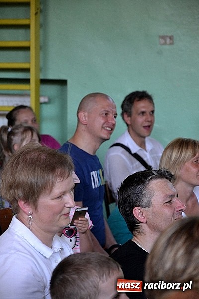 Zdjęcie w galerii na portalu naszraciborz.pl: Młodzi śpiewali, strażacy gasili i ratowali, reszta bawiła się świetnie. Dzień Dziecka w Rudach wiadomości z regionu