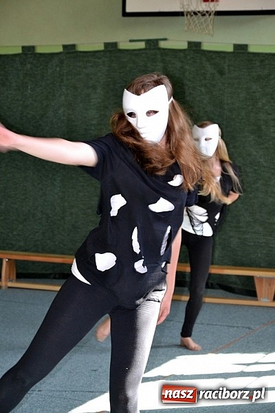 Zdjęcie w galerii na portalu naszraciborz.pl: Młodzi śpiewali, strażacy gasili i ratowali, reszta bawiła się świetnie. Dzień Dziecka w Rudach wiadomości z regionu