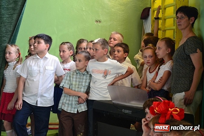 Zdjęcie w galerii na portalu naszraciborz.pl: Młodzi śpiewali, strażacy gasili i ratowali, reszta bawiła się świetnie. Dzień Dziecka w Rudach wiadomości z regionu