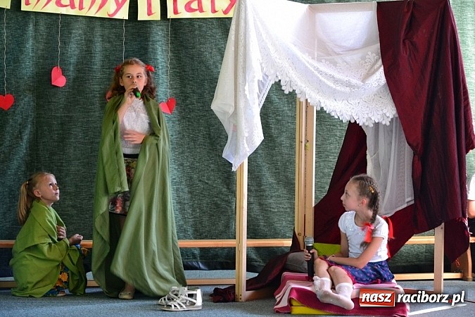 Zdjęcie w galerii na portalu naszraciborz.pl: Młodzi śpiewali, strażacy gasili i ratowali, reszta bawiła się świetnie. Dzień Dziecka w Rudach wiadomości z regionu