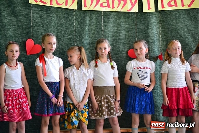 Zdjęcie w galerii na portalu naszraciborz.pl: Młodzi śpiewali, strażacy gasili i ratowali, reszta bawiła się świetnie. Dzień Dziecka w Rudach wiadomości z regionu