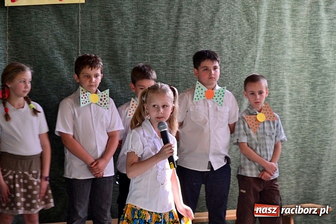 Zdjęcie w galerii na portalu naszraciborz.pl: Młodzi śpiewali, strażacy gasili i ratowali, reszta bawiła się świetnie. Dzień Dziecka w Rudach wiadomości z regionu