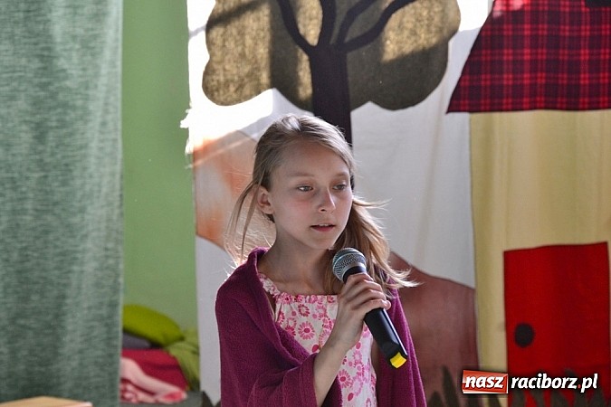 Zdjęcie w galerii na portalu naszraciborz.pl: Młodzi śpiewali, strażacy gasili i ratowali, reszta bawiła się świetnie. Dzień Dziecka w Rudach wiadomości z regionu