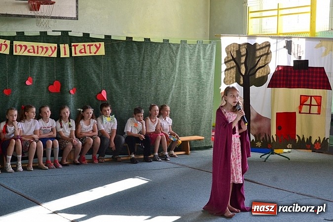 Zdjęcie w galerii na portalu naszraciborz.pl: Młodzi śpiewali, strażacy gasili i ratowali, reszta bawiła się świetnie. Dzień Dziecka w Rudach wiadomości z regionu