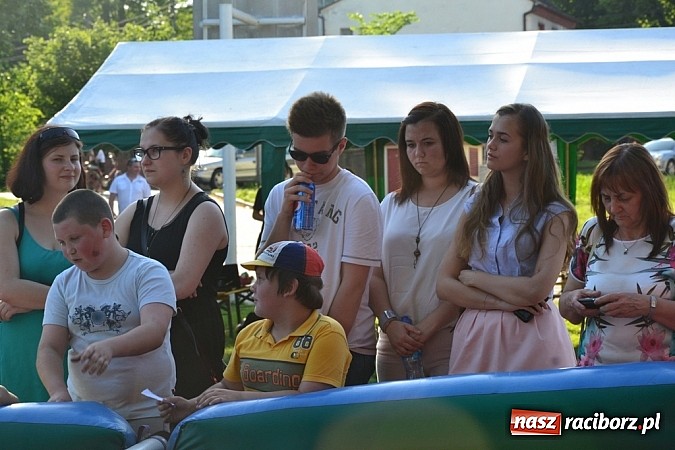Zdjęcie w galerii na portalu naszraciborz.pl: Młodzi śpiewali, strażacy gasili i ratowali, reszta bawiła się świetnie. Dzień Dziecka w Rudach wiadomości z regionu