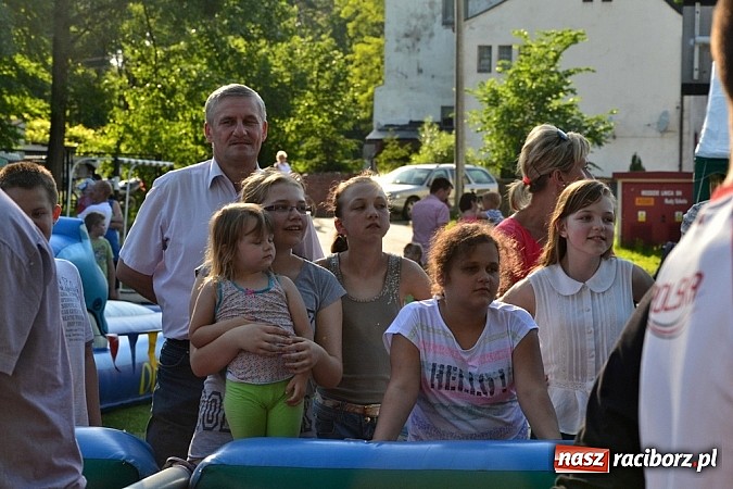 Zdjęcie w galerii na portalu naszraciborz.pl: Młodzi śpiewali, strażacy gasili i ratowali, reszta bawiła się świetnie. Dzień Dziecka w Rudach wiadomości z regionu