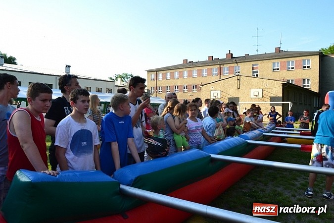 Zdjęcie w galerii na portalu naszraciborz.pl: Młodzi śpiewali, strażacy gasili i ratowali, reszta bawiła się świetnie. Dzień Dziecka w Rudach wiadomości z regionu