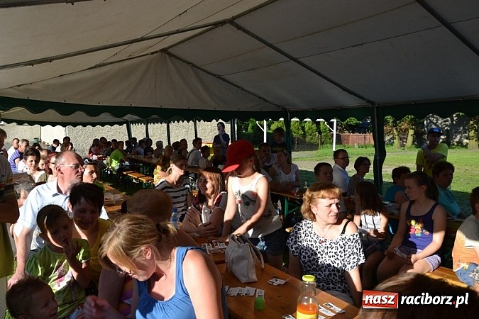 Zdjęcie w galerii na portalu naszraciborz.pl: Młodzi śpiewali, strażacy gasili i ratowali, reszta bawiła się świetnie. Dzień Dziecka w Rudach wiadomości z regionu