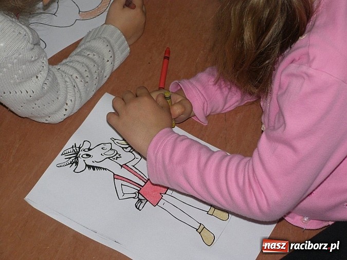 Zdjęcie w galerii na portalu naszraciborz.pl: Czytanie i kóz podkuwanie w bibliotece  wiadomości z regionu