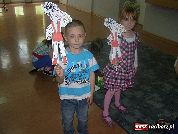Zdjęcie w galerii na portalu naszraciborz.pl: Czytanie i kóz podkuwanie w bibliotece  wiadomości z regionu