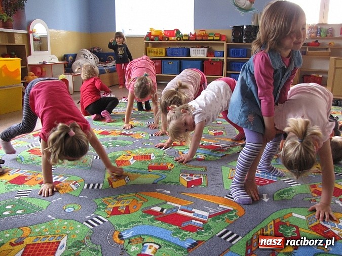 Zdjęcie w galerii na portalu naszraciborz.pl: Czytanie i kóz podkuwanie w bibliotece  wiadomości z regionu
