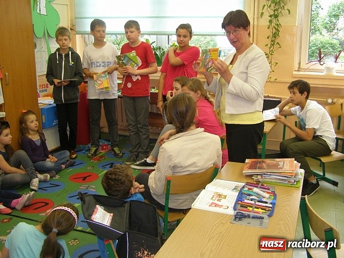 Zdjęcie w galerii na portalu naszraciborz.pl: Czytanie i kóz podkuwanie w bibliotece  wiadomości z regionu