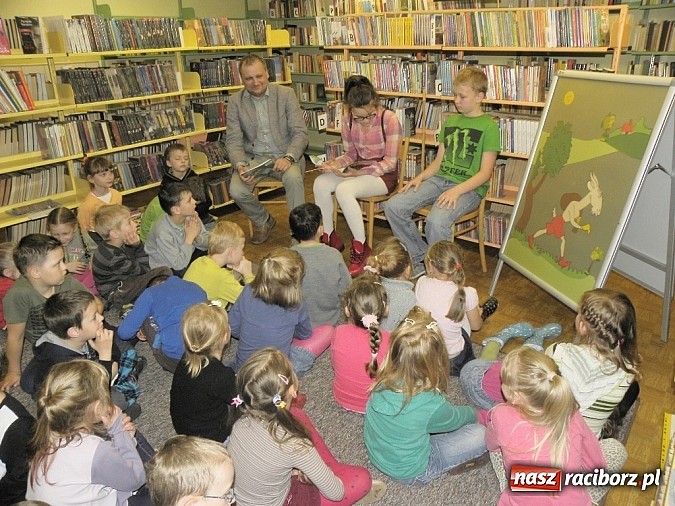 Zdjęcie w galerii na portalu naszraciborz.pl: Czytanie i kóz podkuwanie w bibliotece  wiadomości z regionu