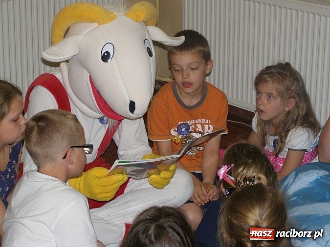 Zdjęcie w galerii na portalu naszraciborz.pl: Czytanie i kóz podkuwanie w bibliotece  wiadomości z regionu