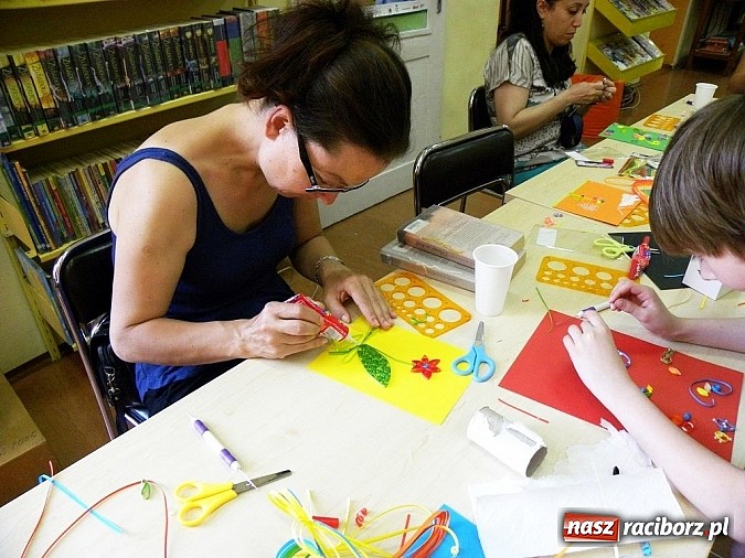 Zdjęcie w galerii na portalu naszraciborz.pl: Quilling raz jeszcze w bibliotece wiadomości z regionu