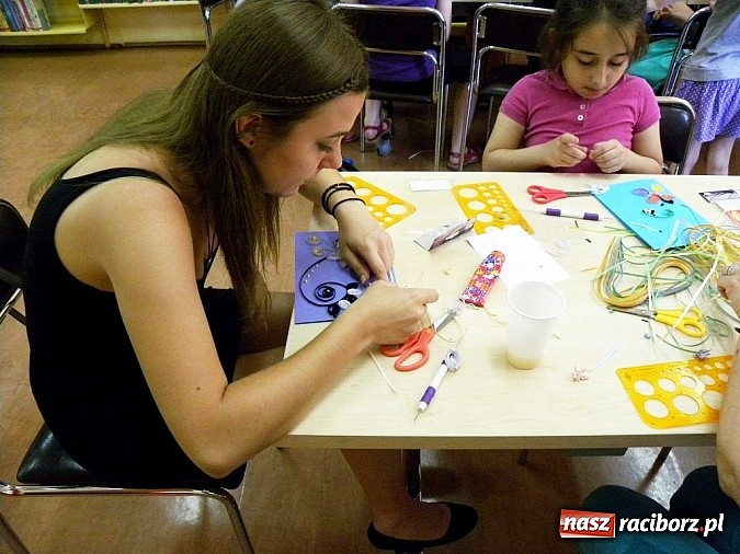Zdjęcie w galerii na portalu naszraciborz.pl: Quilling raz jeszcze w bibliotece wiadomości z regionu