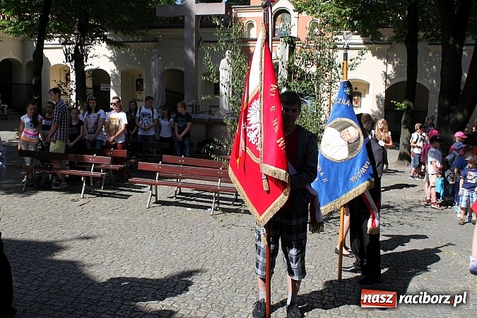 Zdjęcie w galerii na portalu naszraciborz.pl: Uczniowie z Piątki na zlocie szkół im. Jana Pawła II na Górze św, Anny wiadomości z regionu