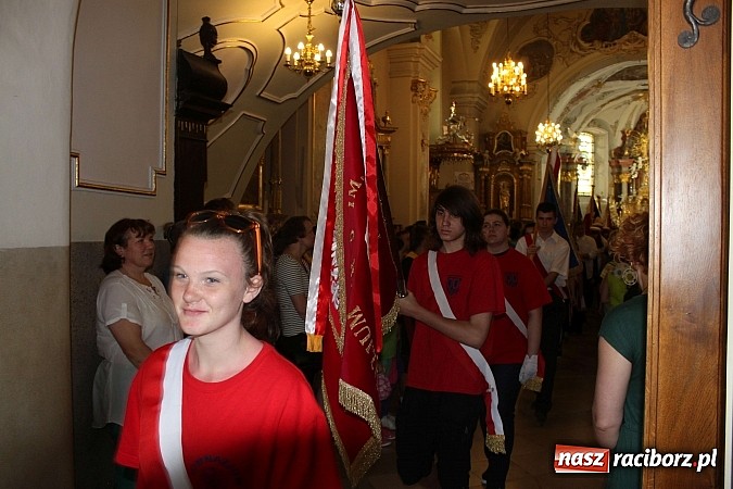 Zdjęcie w galerii na portalu naszraciborz.pl: Uczniowie z Piątki na zlocie szkół im. Jana Pawła II na Górze św, Anny wiadomości z regionu