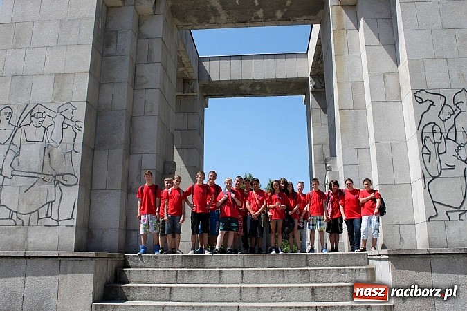 Zdjęcie w galerii na portalu naszraciborz.pl: Uczniowie z Piątki na zlocie szkół im. Jana Pawła II na Górze św, Anny wiadomości z regionu