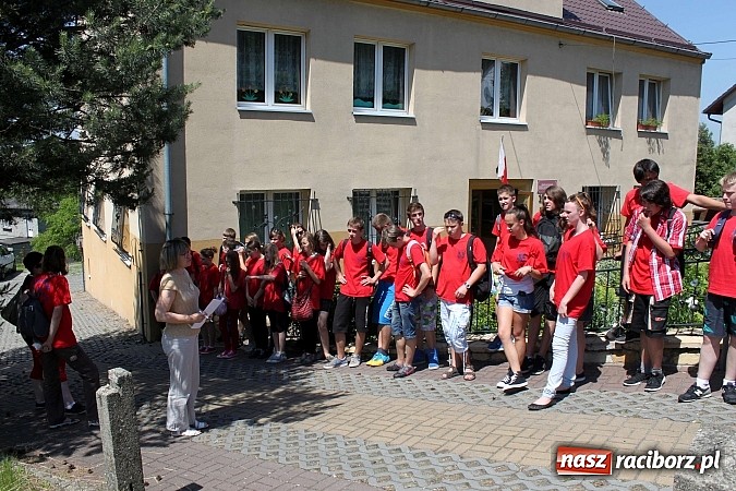 Zdjęcie w galerii na portalu naszraciborz.pl: Uczniowie z Piątki na zlocie szkół im. Jana Pawła II na Górze św, Anny wiadomości z regionu