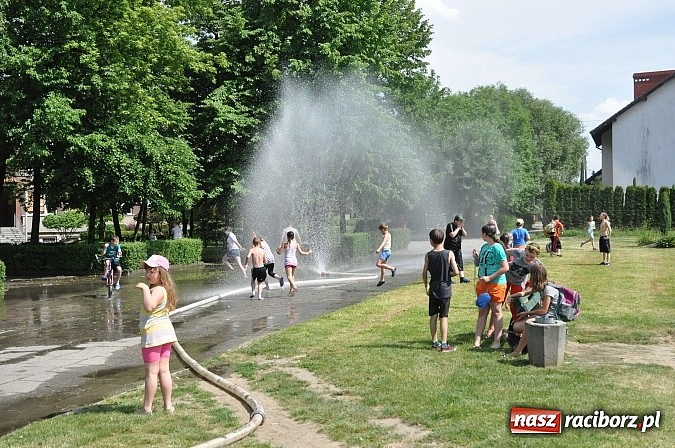 Zdjęcie w galerii na portalu naszraciborz.pl: Racib&oacute;rz to nie jest miasto zakaz&oacute;w. W fontannie przy farnym można się kąpać wiadomości z regionu