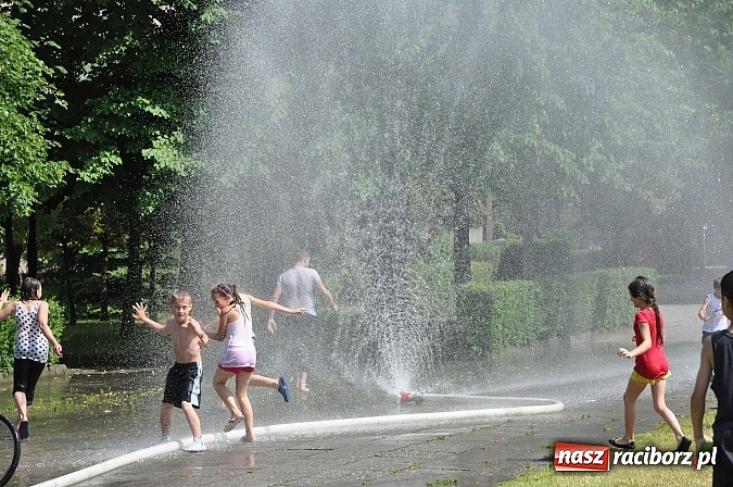 Zdjęcie w galerii na portalu naszraciborz.pl: Racib&oacute;rz to nie jest miasto zakaz&oacute;w. W fontannie przy farnym można się kąpać wiadomości z regionu