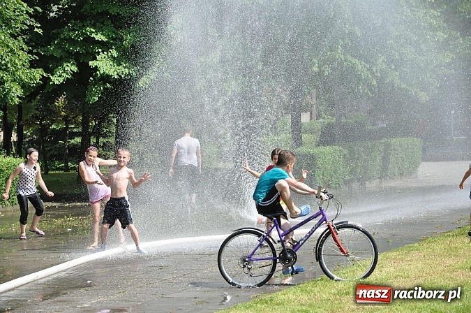 Zdjęcie w galerii na portalu naszraciborz.pl: Racib&oacute;rz to nie jest miasto zakaz&oacute;w. W fontannie przy farnym można się kąpać wiadomości z regionu