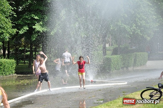 Zdjęcie w galerii na portalu naszraciborz.pl: Racib&oacute;rz to nie jest miasto zakaz&oacute;w. W fontannie przy farnym można się kąpać wiadomości z regionu