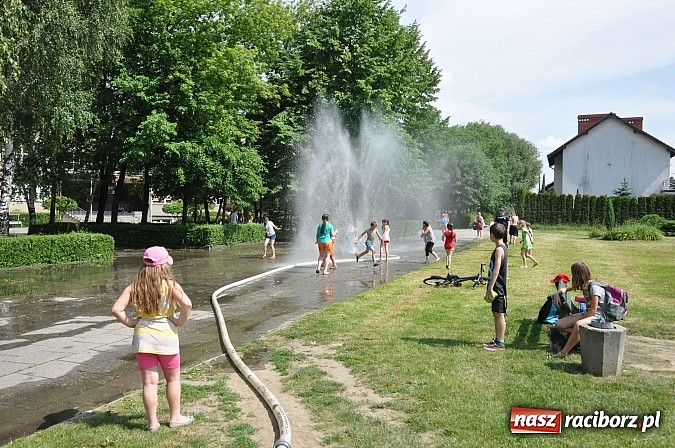 Zdjęcie w galerii na portalu naszraciborz.pl: Racib&oacute;rz to nie jest miasto zakaz&oacute;w. W fontannie przy farnym można się kąpać wiadomości z regionu