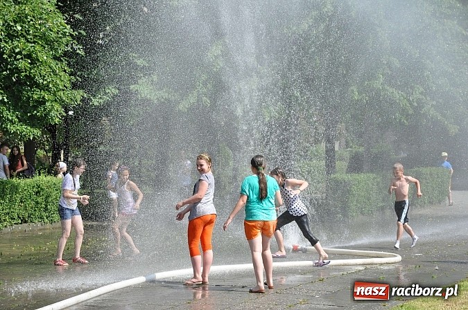 Zdjęcie w galerii na portalu naszraciborz.pl: Racib&oacute;rz to nie jest miasto zakaz&oacute;w. W fontannie przy farnym można się kąpać wiadomości z regionu