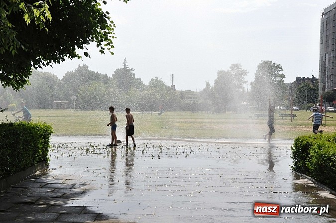 Zdjęcie w galerii na portalu naszraciborz.pl: Racib&oacute;rz to nie jest miasto zakaz&oacute;w. W fontannie przy farnym można się kąpać wiadomości z regionu