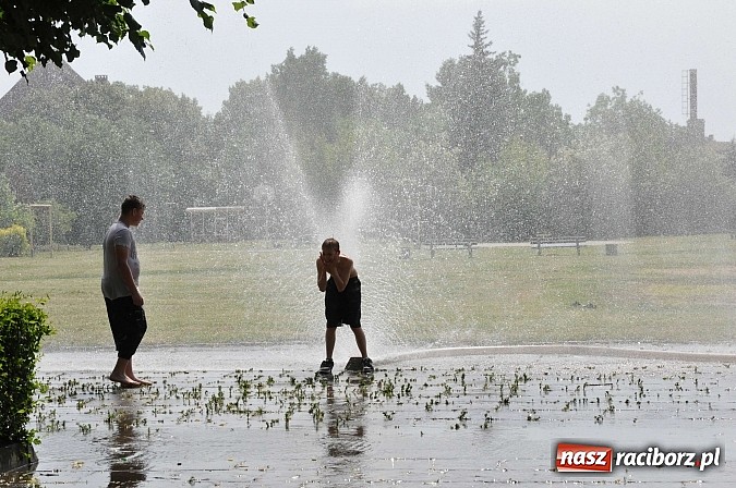 Zdjęcie w galerii na portalu naszraciborz.pl: Racib&oacute;rz to nie jest miasto zakaz&oacute;w. W fontannie przy farnym można się kąpać wiadomości z regionu