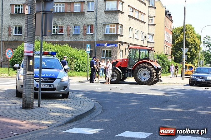 Zdjęcie w galerii na portalu naszraciborz.pl: Na Kościuszki ford zderzył się z traktorem wiadomości z regionu