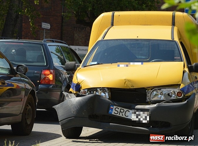 Zdjęcie w galerii na portalu naszraciborz.pl: Na Kościuszki ford zderzył się z traktorem wiadomości z regionu