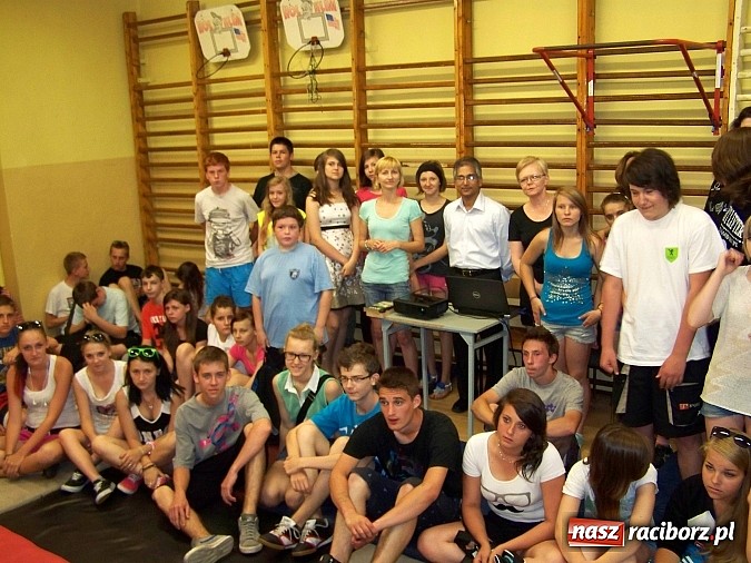 Zdjęcie w galerii na portalu naszraciborz.pl: Venugopal Menon w murach Gimnazjum nr 5 wiadomości z regionu