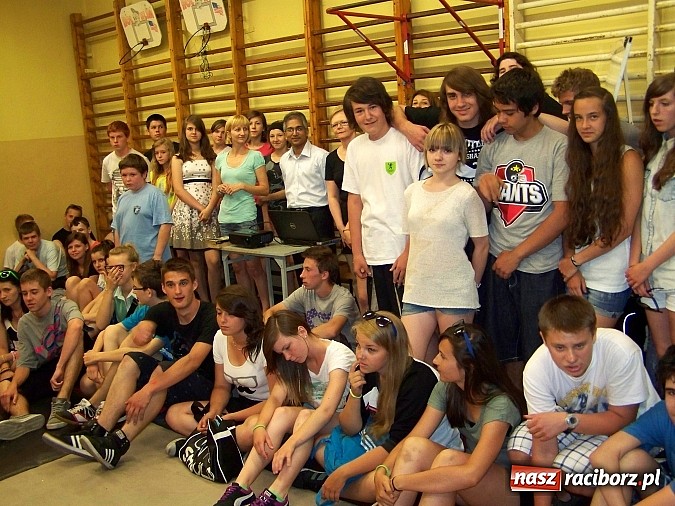 Zdjęcie w galerii na portalu naszraciborz.pl: Venugopal Menon w murach Gimnazjum nr 5 wiadomości z regionu