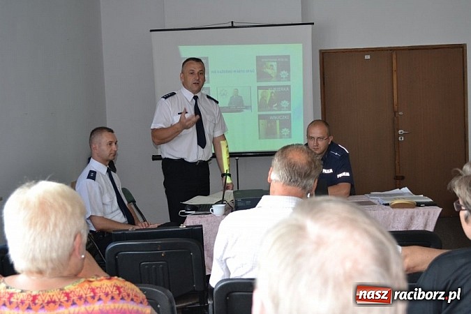 Zdjęcie w galerii na portalu naszraciborz.pl: Seniorzy z Kuźni Raciborskiej spotkali się z policjantami wiadomości z regionu