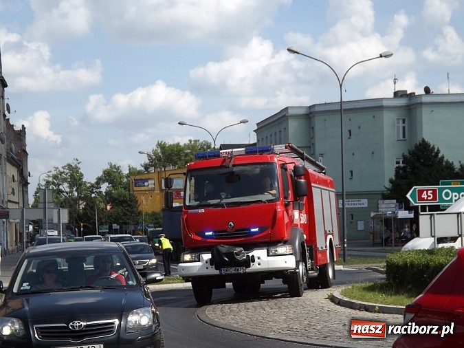 Zdjęcie w galerii na portalu naszraciborz.pl: Wyciek oleju z TIR-a na Kozielskiej. Ruch w centrum Raciborza sparaliżowany!  wiadomości z regionu