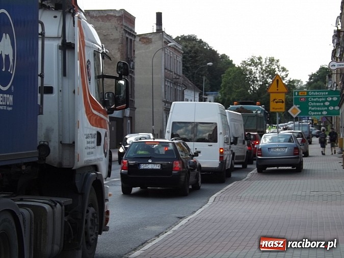Zdjęcie w galerii na portalu naszraciborz.pl: Wyciek oleju z TIR-a na Kozielskiej. Ruch w centrum Raciborza sparaliżowany!  wiadomości z regionu