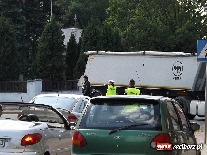 Zdjęcie w galerii na portalu naszraciborz.pl: Wyciek oleju z TIR-a na Kozielskiej. Ruch w centrum Raciborza sparaliżowany!  wiadomości z regionu