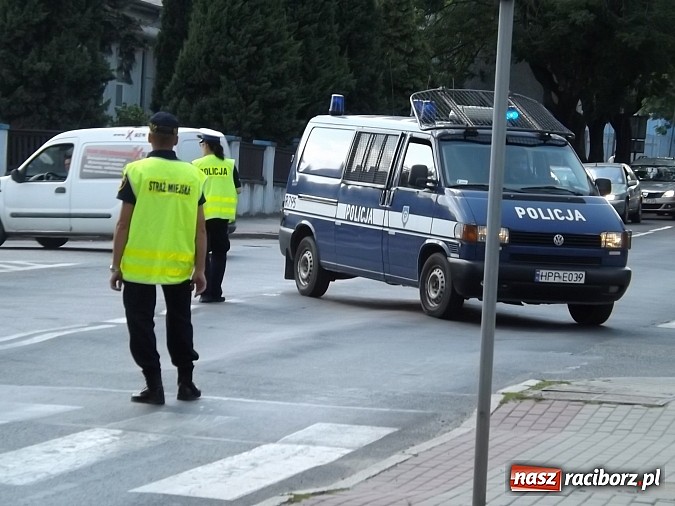 Zdjęcie w galerii na portalu naszraciborz.pl: Wyciek oleju z TIR-a na Kozielskiej. Ruch w centrum Raciborza sparaliżowany!  wiadomości z regionu