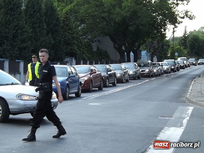 Zdjęcie w galerii na portalu naszraciborz.pl: Wyciek oleju z TIR-a na Kozielskiej. Ruch w centrum Raciborza sparaliżowany!  wiadomości z regionu