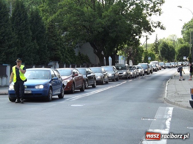 Zdjęcie w galerii na portalu naszraciborz.pl: Wyciek oleju z TIR-a na Kozielskiej. Ruch w centrum Raciborza sparaliżowany!  wiadomości z regionu