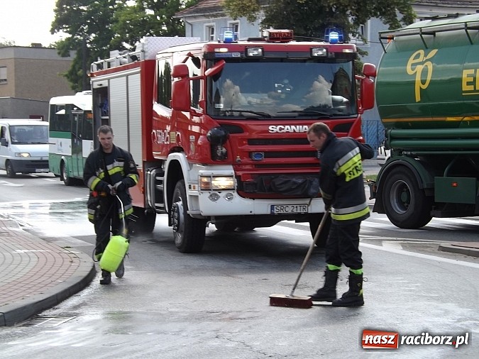 Zdjęcie w galerii na portalu naszraciborz.pl: Wyciek oleju z TIR-a na Kozielskiej. Ruch w centrum Raciborza sparaliżowany!  wiadomości z regionu