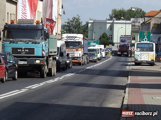 Zdjęcie w galerii na portalu naszraciborz.pl: Wyciek oleju z TIR-a na Kozielskiej. Ruch w centrum Raciborza sparaliżowany!  wiadomości z regionu